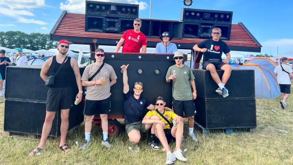 Crewet bag Camp Kaos foran det selvbyggede lydanlæg på Roskilde Festival