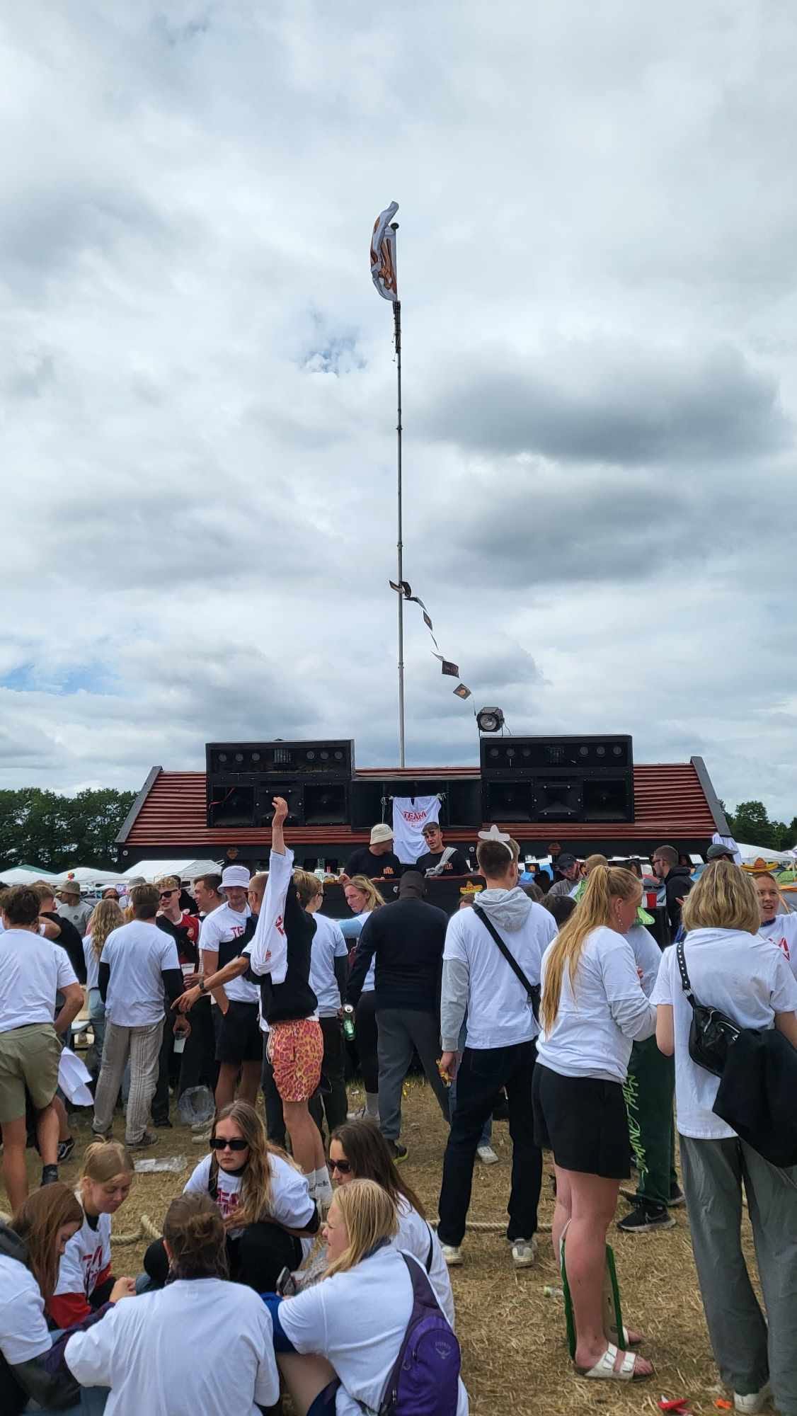 Stor menneskemængde samlet foran Camp Kaos' anlæg