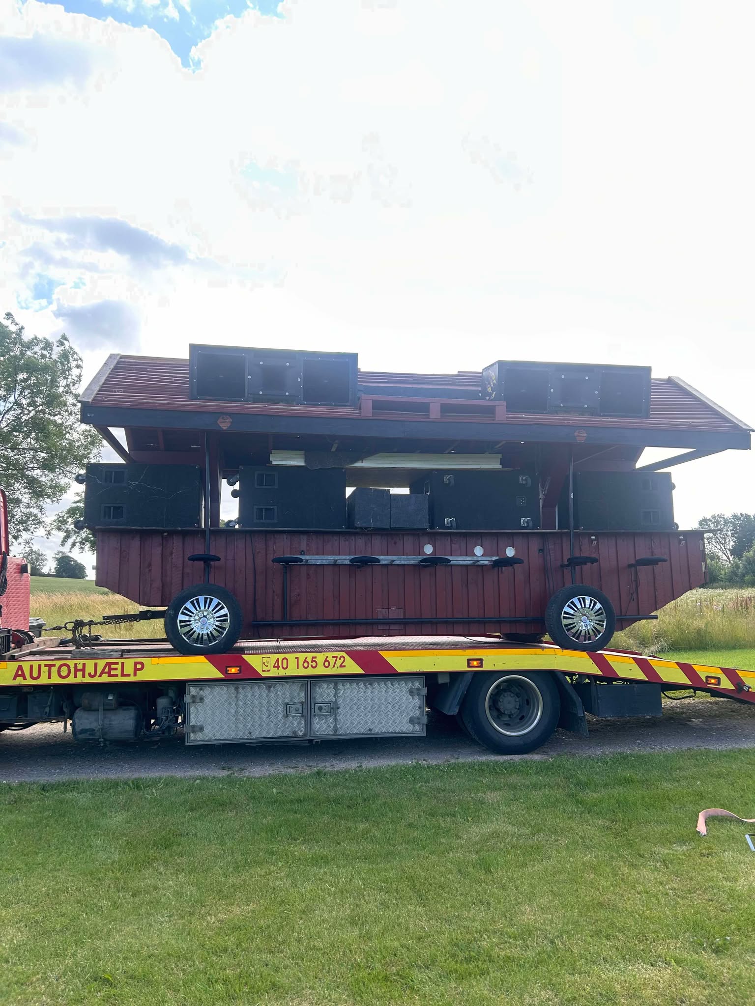 Anlægget transporteres på en autohjælp-blokvogn til festivalen