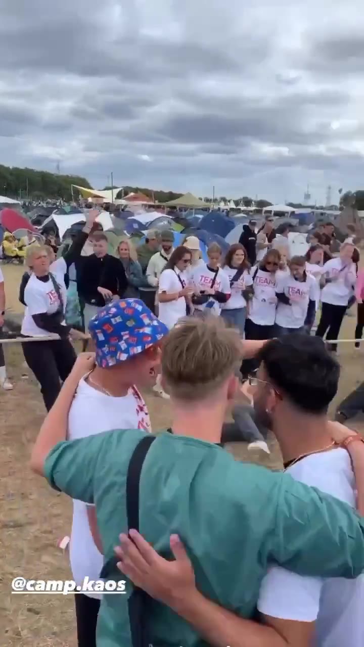 Camp Kaos-fællesskab krammer foran teltlejren